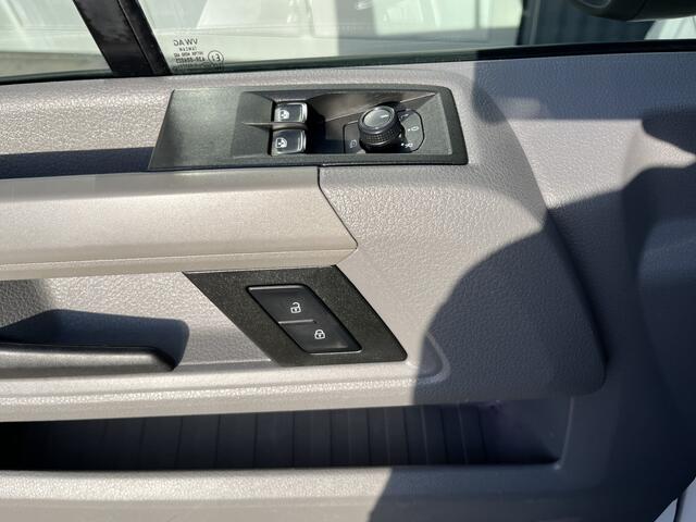 Volkswagen CRAFTER 35 2.0 TDI L3H3/L2H2 Trekhaak 3500kg trekgewicht Airco Cruise controle Kastinrichting Omvormer Apple carplay Navigatie Parkeersensoren voor en achter Euro 6 Bpm vrij!!