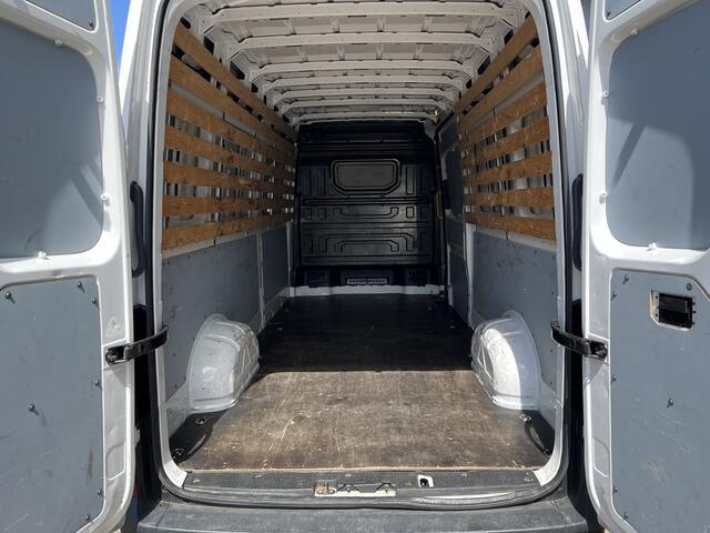 Volkswagen CRAFTER 35 2.0 TDI L4H4 Highline / AUTOMAAT/ 180 PK/ TREKHAAK/ CRUISE/ APP-CONNECT/ MULTIMEDIA/ PARK. SENSOREN + CAMERA/ AIRCO/ AUTOM. VERLICHTING
