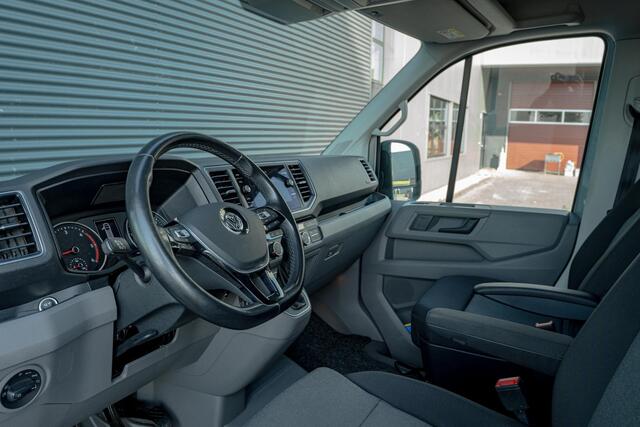 Volkswagen CRAFTER 35 2.0 TDI L3H2 DC 140PK Aut8 Trekhaak, Achteruitrijcamera, Navi, 17" LM Velgen, Voorruitverwarming, Adaptieve Cruise Control, Stoel-stuurverwarming, Houten Laadvloer