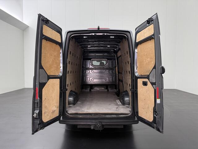 Volkswagen CRAFTER 2.0TDI 177PK L3H3 Highline | Leder | 3000Kg Trekhaak | Navigatie | Camera | Airco | Cruise | Betimmering