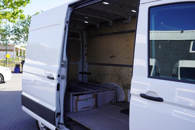 Volkswagen CRAFTER 2.0 TDI 140PK L3H2 EURO 6 - Airco - Trekhaak - Camera - ¤20.900,- Excl.