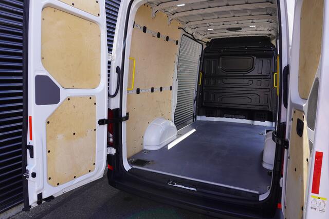 Volkswagen CRAFTER 180pk Automaat L3H3/L2H2 LED 2x Schuifdeur Standkachel Stoelverwarming Navigatie Apple Carplay Camera Parkeersensoren ACC Cruise control