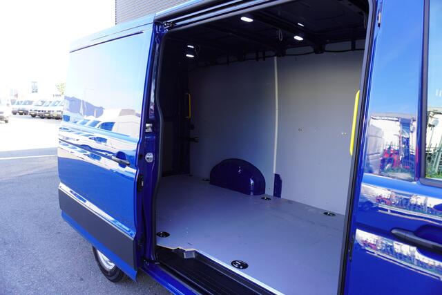 Volkswagen CRAFTER 35 140pk L3H2/L2H1 Airco Kunstleder Parkeersensoren Standkachel Bluetooth