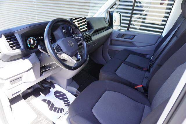 Volkswagen CRAFTER Facelift 140pk Automaat L3H3/L2H2 Apple Carplay Parkeersensoren digitaal Dashboard 3-Zits Cruise control