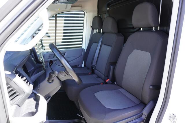 Volkswagen CRAFTER Facelift 140pk Automaat L3H3/L2H2 Apple Carplay Parkeersensoren digitaal Dashboard 3-Zits Cruise control