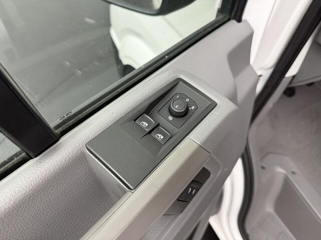 Volkswagen CRAFTER 2.0TDI 140PK L3H3 Highline Imperiaal | Trekhaak | Navigatie | Camera | Airco | Cruise | 3-Zits