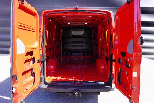 Volkswagen CRAFTER 140pk L3H2/L2H1 Trekhaak Camera 3-Zits Radio Bluetooth Euro6