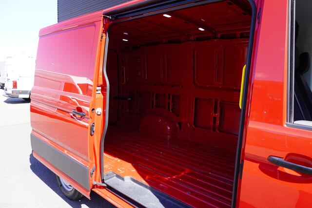 Volkswagen CRAFTER 140pk L3H2/L2H1 Trekhaak Camera 3-Zits Radio Bluetooth Euro6