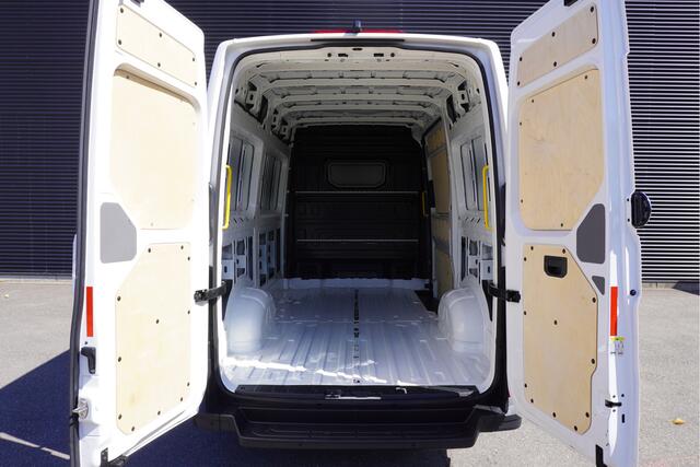 Volkswagen CRAFTER 140pk Automaat L3H3/L2H2 Apple Carplay Camera Parkeersensoren Standkachel 3-zits