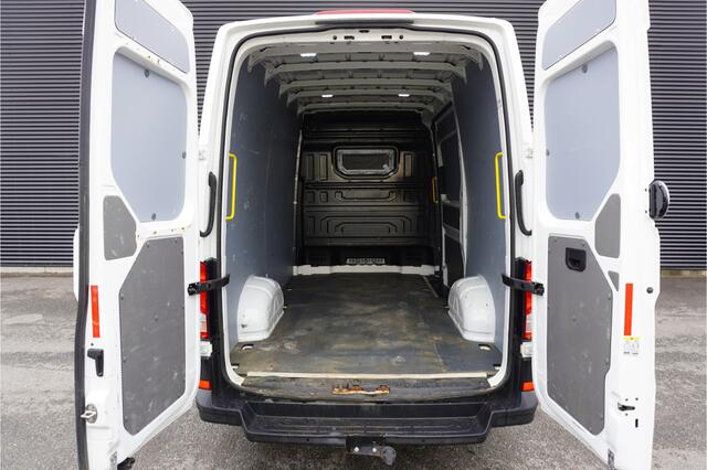 Volkswagen CRAFTER 140pk Automaat L3H3/L2H2 LED Navigatie Trekhaak Apple carplay Cruise control Parkeersensoren