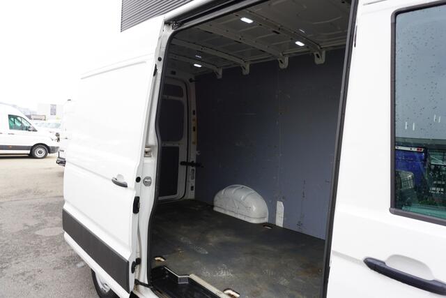 Volkswagen CRAFTER 140pk Automaat L3H3/L2H2 LED Navigatie Trekhaak Apple carplay Cruise control Parkeersensoren