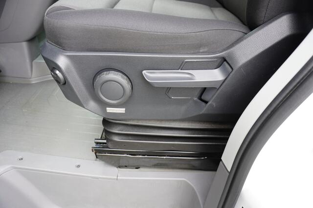 Volkswagen CRAFTER 140pk Automaat L3H3/L2H2 LED Navigatie Trekhaak Apple carplay Cruise control Parkeersensoren
