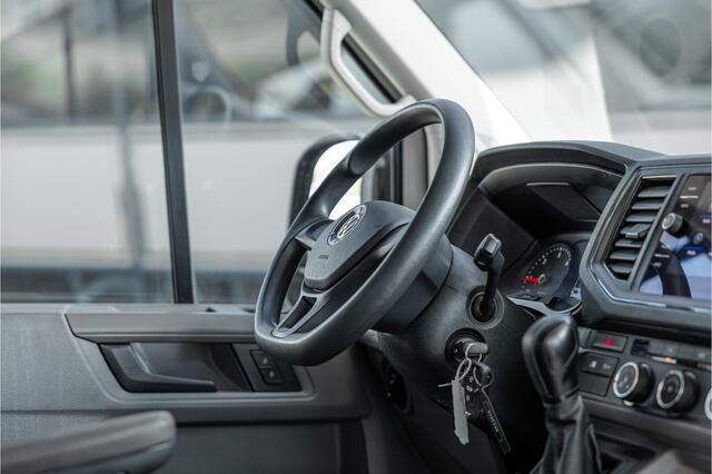 Volkswagen CRAFTER 35 2.0 TDI 177 PK L3H3 | Bi-Xenon | CarPlay | Camera | Navigatie | Cruise control | DAB | Betimmering | PDC | Dealer onderhouden | Nieuwe APK | Euro 6