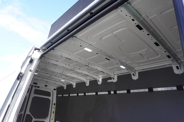 Volkswagen CRAFTER 180pk Autonaat L4H3/L3H2 LED Camera Apple Carplay Stoelverwarming 3-Zits