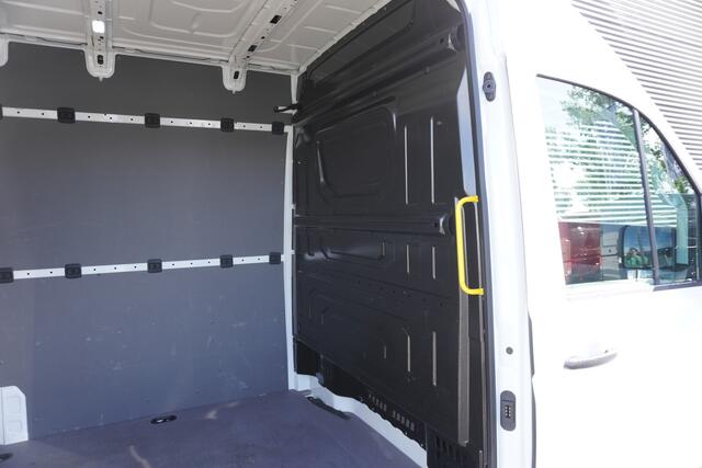 Volkswagen CRAFTER 180pk Autonaat L4H3/L3H2 LED Camera Apple Carplay Stoelverwarming 3-Zits