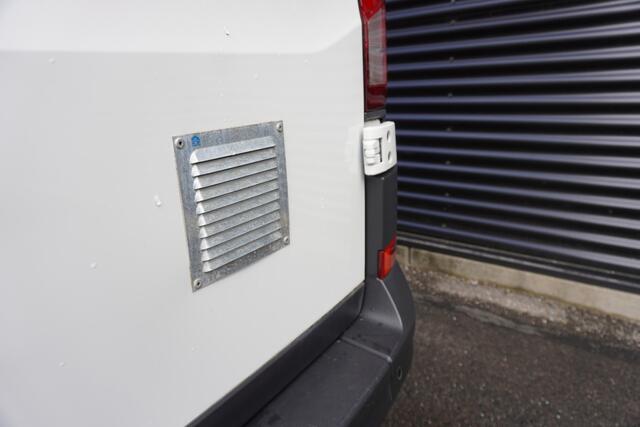 Volkswagen CRAFTER 140pk Automaat L3H3/L2H2 Apple carplay Camera parkeersensoren Cruise control Navigatie 3-Zits