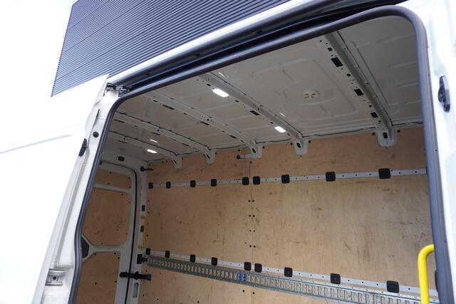 Volkswagen CRAFTER 140pk Automaat L3H3/L2H2 Apple carplay Camera parkeersensoren Cruise control Navigatie 3-Zits
