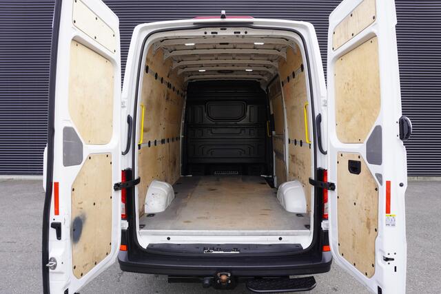 Volkswagen CRAFTER Volkswagen Crafter 180pk RWD L3H3/L2H2 3500kg Trekgewicht Trekhaak Apple carplay Camera Cruise control