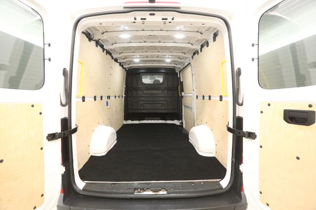 Volkswagen CRAFTER 2.0 TDI L3H2 140PK | Airco | Camera | 3 Zits | Trekhaak | Carplay | Elektrpakket