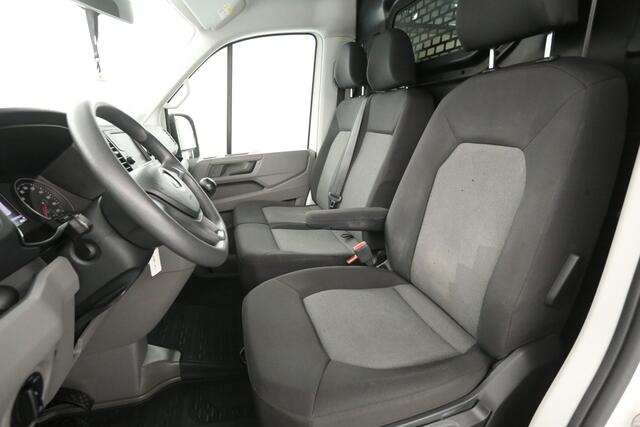 Volkswagen CRAFTER 2.0 TDI L3H2 140PK | Airco | Camera | 3 Zits | Trekhaak | Carplay | Elektrpakket