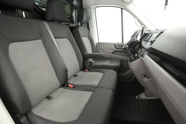 Volkswagen CRAFTER 2.0 TDI L3H2 140PK | Airco | Camera | 3 Zits | Trekhaak | Carplay | Elektrpakket