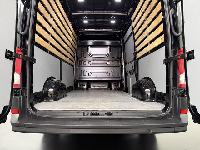 Volkswagen CRAFTER 2.0TDI 140PK DSG Automaat Executive+ L3H3 | Imperiaal | Navigatie | Camera | Airco | Cruise | 3-Zits