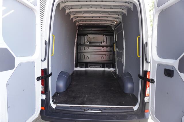 Volkswagen CRAFTER 140pk L3H3/L2H2 Apple carplay Cruise control Airco Imperiaal Parkeersensoren 3-Zits