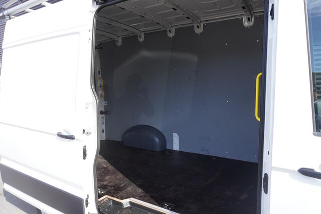 Volkswagen CRAFTER 140pk L3H3/L2H2 Apple carplay Cruise control Airco Imperiaal Parkeersensoren 3-Zits