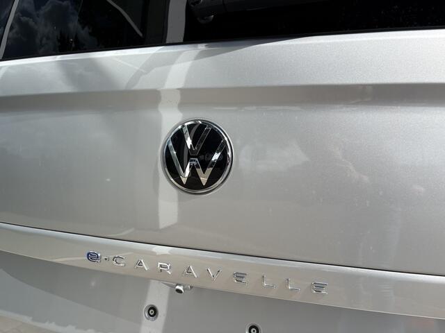 Volkswagen E-Transporter Caravelle L1 Life 64 kWh 136 Pk | 9 Persoons | Achteruitrijcamera | Warmtepomp | Prijs is INCL BTW & BPM Carplay/Android auto | Parkeersensoren | Prijs is INCL BTW & BPM