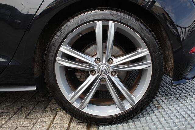 Volkswagen GOLF 1.4 TSI R-line Navigatie/Airco/Cruise control adaptief/Stoelverwarming/Led dagrijverlichting/Parkeersensoren rondom/Mistlampen voor adaptief/Regensensor/Start-stop systeem/Lichtmetalen velgen