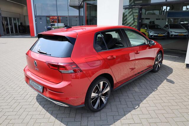 Volkswagen GOLF 1.4 eHybrid GTE 245PK / 180kW, Spiegelpakket met memory en logoprojectie, 18'' 'Bakerfield' LMV, verwarmbaar stuur, LED plus, proactieve inzittendenbescherming, side assist, dodehoek detectie, privacy glas, spraakbediening, draadloos telefoon laden, keyle