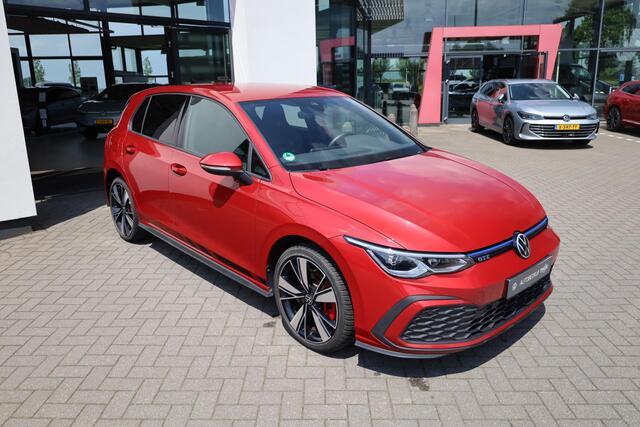 Volkswagen GOLF 1.4 eHybrid GTE 245PK / 180kW, Spiegelpakket met memory en logoprojectie, 18'' 'Bakerfield' LMV, verwarmbaar stuur, LED plus, proactieve inzittendenbescherming, side assist, dodehoek detectie, privacy glas, spraakbediening, draadloos telefoon laden, keyle