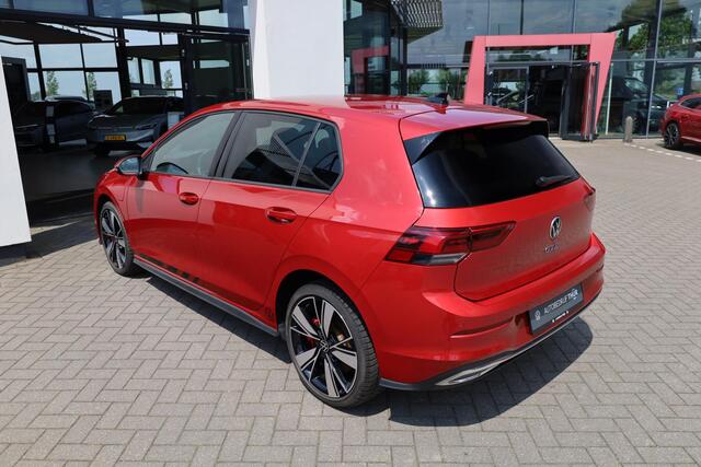 Volkswagen GOLF 1.4 eHybrid GTE 245PK / 180kW, Spiegelpakket met memory en logoprojectie, 18'' 'Bakerfield' LMV, verwarmbaar stuur, LED plus, proactieve inzittendenbescherming, side assist, dodehoek detectie, privacy glas, spraakbediening, draadloos telefoon laden, keyle
