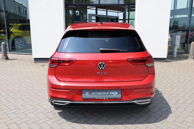 Volkswagen GOLF 1.4 eHybrid GTE 245PK / 180kW, Spiegelpakket met memory en logoprojectie, 18'' 'Bakerfield' LMV, verwarmbaar stuur, LED plus, proactieve inzittendenbescherming, side assist, dodehoek detectie, privacy glas, spraakbediening, draadloos telefoon laden, keyle