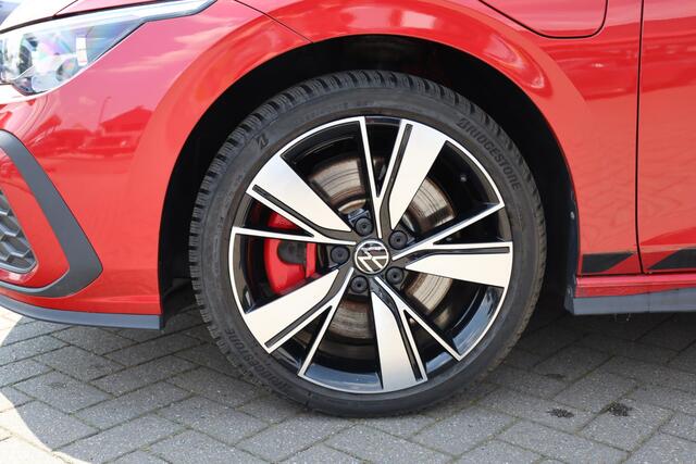 Volkswagen GOLF 1.4 eHybrid GTE 245PK / 180kW, Spiegelpakket met memory en logoprojectie, 18'' 'Bakerfield' LMV, verwarmbaar stuur, LED plus, proactieve inzittendenbescherming, side assist, dodehoek detectie, privacy glas, spraakbediening, draadloos telefoon laden, keyle