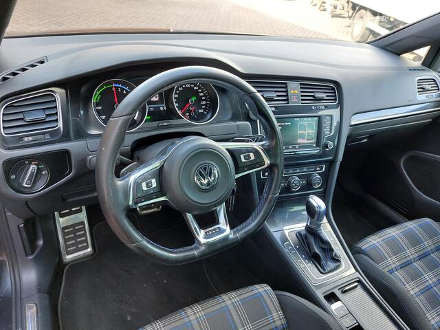 Volkswagen GOLF 1.4 TSI GTE Connected Series | Trekhaak | NL auto