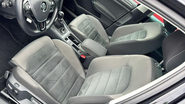 Volkswagen GOLF 1.0 TSI Highline | Camera | Navigatie | Stoelverwarming |