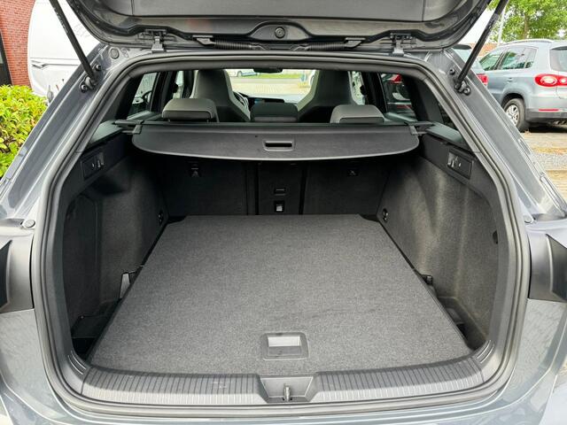 Volkswagen GOLF Variant 1.5 TSI R-Line pano, led, navi, cruise