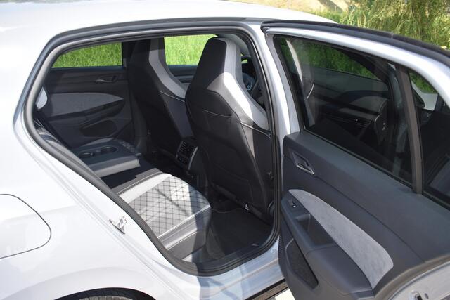 Volkswagen GOLF 1.5 TSI R-Line | 18'' Bergamo | Achteruitrijcamera | ACC | LED