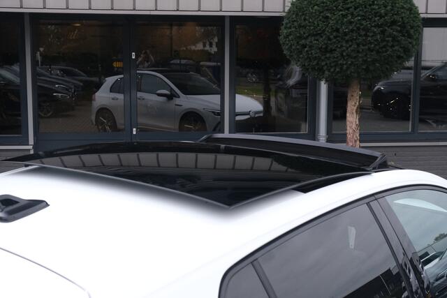 Volkswagen GOLF 1.5 eTSI R-Line Panodak IQ Light Camera Carplay Sfeerverlichting