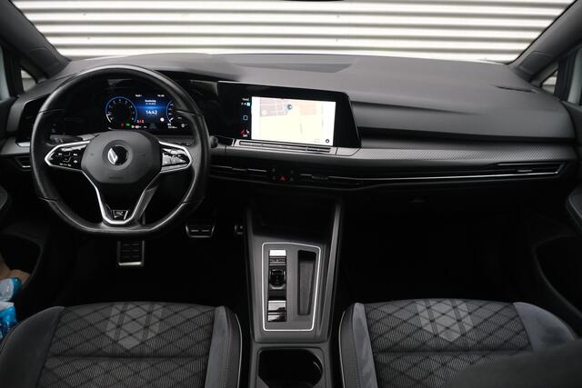 Volkswagen GOLF 1.5 eTSI R-Line Panodak IQ Light Camera Carplay Sfeerverlichting