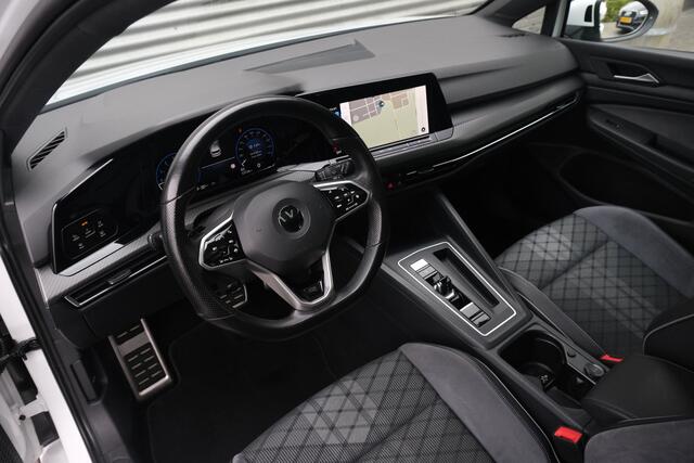Volkswagen GOLF 1.5 eTSI R-Line Panodak IQ Light Camera Carplay Sfeerverlichting