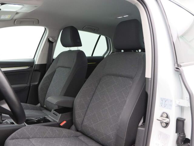 Volkswagen GOLF 1.5 TSi 130 Pk Life Business | Trekhaak | Climate Controle | Stoelverwarming | Privacy Glass | Carplay | 47.292 Km!!