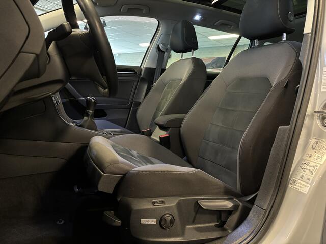 Volkswagen GOLF Variant 1.0 TSI Highline R-Line / Panoramadak / Virtual cockpit / Massagestoel / Navigatie / Camera / DAB+ / Apple Carplay - Android Auto / Adapt cruise / Alarm - NL AUTO -