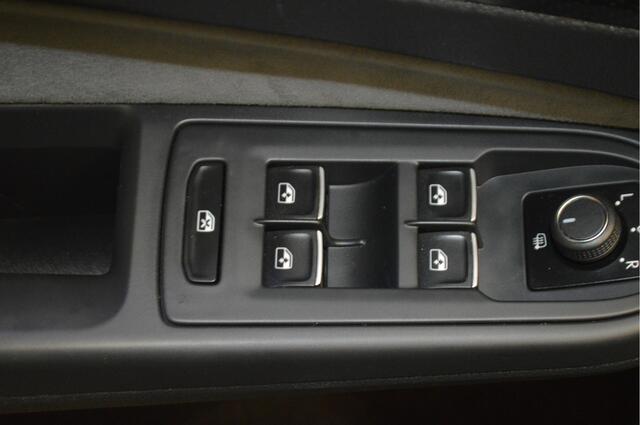Volkswagen GOLF 1.5 eTSI R-Line , N-TYPE !!! , VIRTUAL COCKPIT , CLIMATR , CR CONTR , NAVI , LMV17 PDC V+A ,