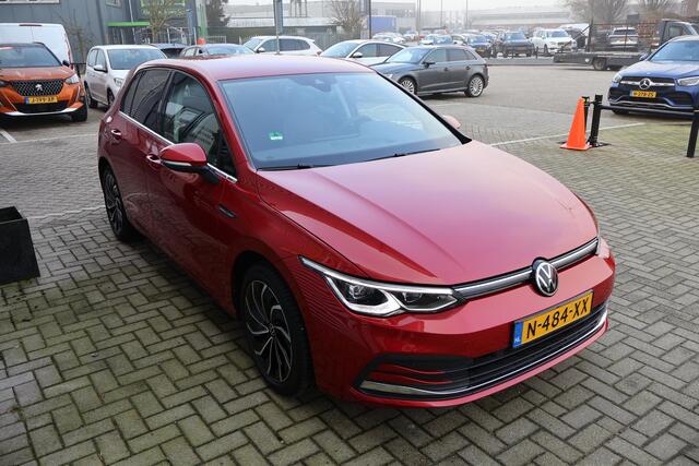 Volkswagen GOLF 1.5 R-Line Style |150PK |PDC |LMV |Camera |Stuur+StoelHeating |Carplay |IQ-Light Camera Matrix |Sfeer-Verlichting |