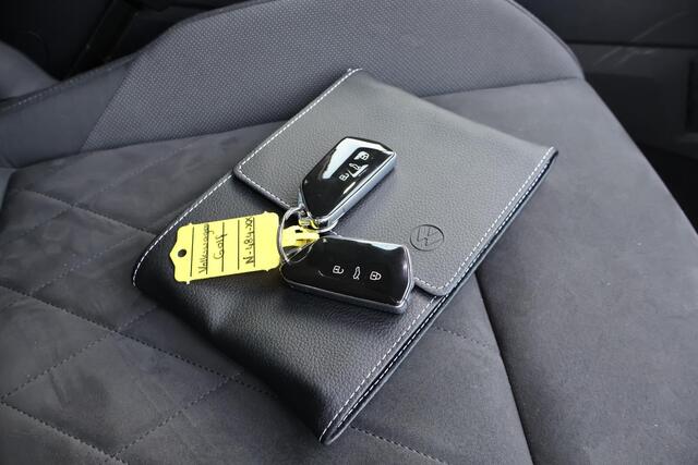 Volkswagen GOLF 1.5 R-Line Style |150PK |PDC |LMV |Camera |Stuur+StoelHeating |Carplay |IQ-Light Camera Matrix |Sfeer-Verlichting |