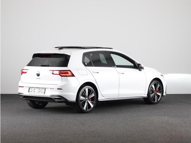 Volkswagen GOLF 1.4 eHybrid GTE 245 pk Automaat (DSG) | Navigatie | Panoramadak | Parkeersensoren | Achteruitrijcamera | Stoelverwarming | Matrix LED koplampen |