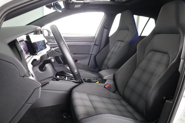 Volkswagen GOLF 1.4 eHybrid GTE 245 pk Automaat (DSG) | Navigatie | Panoramadak | Parkeersensoren | Achteruitrijcamera | Stoelverwarming | Matrix LED koplampen |