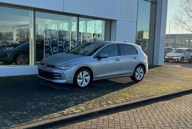 Volkswagen GOLF Life Edition 1.5 eHybrid 150 kW / 204 pk Hatchback 6 versn. DSG | Stoelverwarming | Carplay | Camera | Adaptieve Cruise | Stuurverwarming |